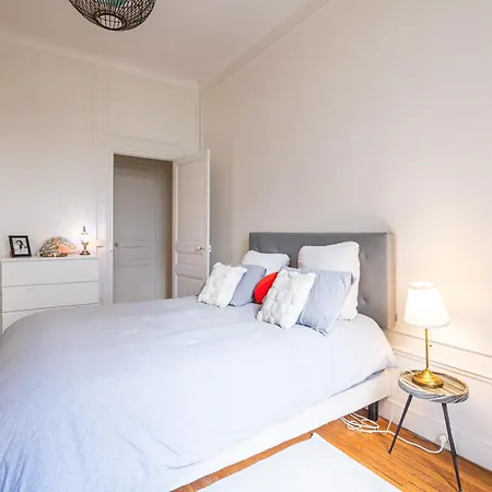 Doucelia Chic - Au Pied De La Tour Eiffel - Avenue De Suffren- Cadre Exceptionnel - 1 Chambre * Paris