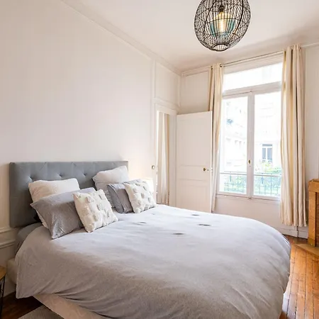 Apartment Doucelia Chic - Au Pied De La Tour Eiffel - Avenue De Suffren- Cadre Exceptionnel - 1 Chambre Paris