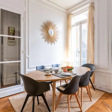 Apartment Doucelia Chic - Au Pied De La Tour Eiffel - Avenue De Suffren- Cadre Exceptionnel - 1 Chambre *