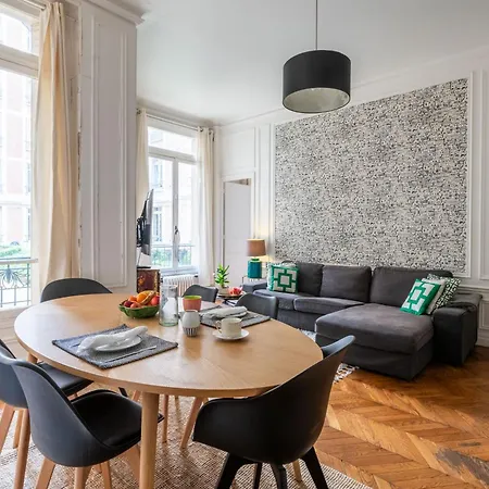 Apartment Doucelia Chic - Au Pied De La Tour Eiffel - Avenue De Suffren- Cadre Exceptionnel - 1 Chambre *